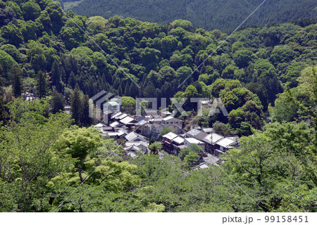新緑の長谷寺　本堂舞台から見る門前町　奈良県桜井市初瀬 99158451