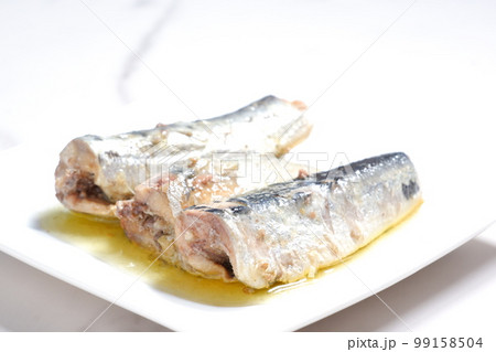 新鮮なイワシをオリーブオイルに漬けたオイルサーディン 99158504