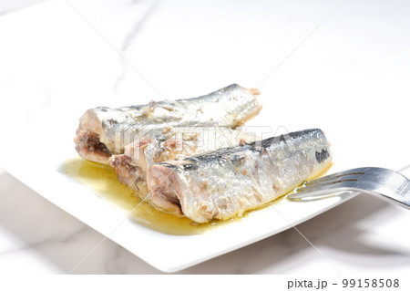 新鮮なイワシをオリーブオイルに漬けたオイルサーディン 99158508