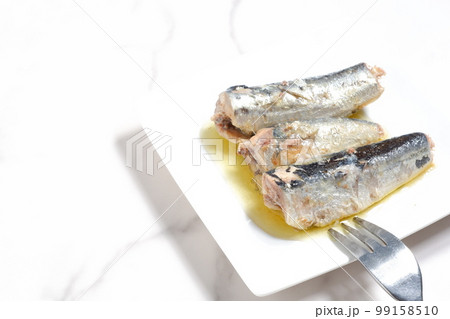 新鮮なイワシをオリーブオイルに漬けたオイルサーディン 新鮮なイワシをオリーブオイルに漬けたオイルサーディン 99158510