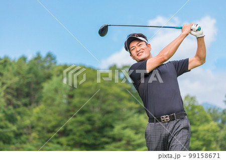 ゴルフ場でゴルフをするゴルファーの男性(笑顔・ティーショット・ゴルフコンペ) ゴルフ場でゴルフをするゴルファーの男性(笑顔・ティーショット・ゴルフコンペ) 99158671