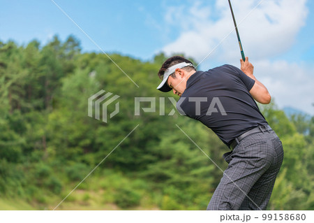 ゴルフ場でゴルフをするゴルファーの男性(ティーショット・ゴルフコンペ) ゴルフ場でゴルフをするゴルファーの男性(ティーショット・ゴルフコンペ) 99158680
