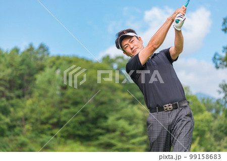 ゴルフ場でゴルフをするゴルファーの男性(ティーショット・ゴルフコンペ) ゴルフ場でゴルフをするゴルファーの男性(ティーショット・ゴルフコンペ) 99158683