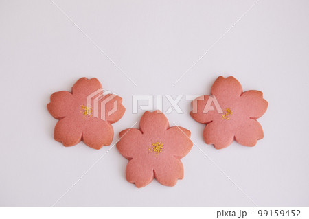 白バックと桜の花びらのクッキー 99159452