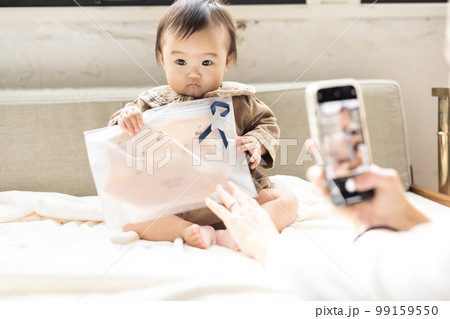 赤ちゃんとお母さん　出産祝い　スマホ 99159550