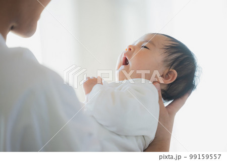 赤ちゃんを抱っこするパパ 99159557