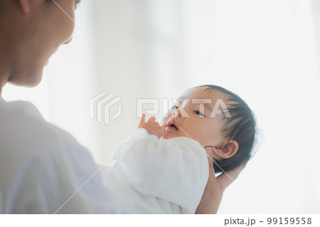 赤ちゃんを抱っこするパパ 99159558