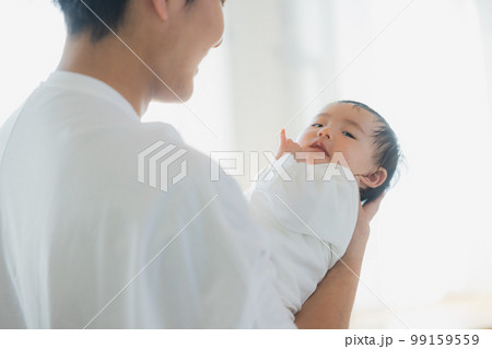 赤ちゃんを抱っこするパパ 99159559