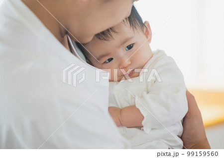 赤ちゃんを抱っこするパパ 99159560