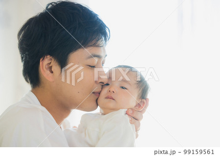 赤ちゃんを抱っこするパパ 99159561