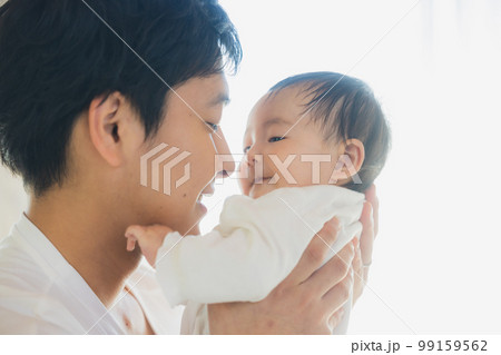 赤ちゃんを抱っこするパパ 赤ちゃんを抱っこするパパ 99159562