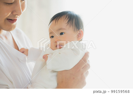 赤ちゃんを抱っこするパパ 99159568