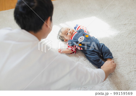 赤ちゃんを抱っこするパパ 99159569