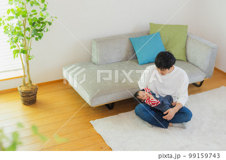 赤ちゃんを抱っこするパパ 赤ちゃんを抱っこするパパ 99159743