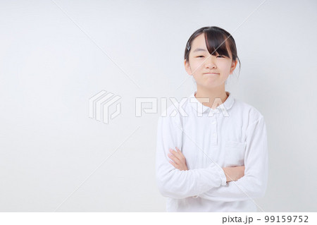 カメラ目線ではにかむ腕組みをした女子 カメラ目線ではにかむ腕組みをした女子 99159752