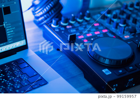 音楽のミキシングを楽しむ趣味のデスク 99159957