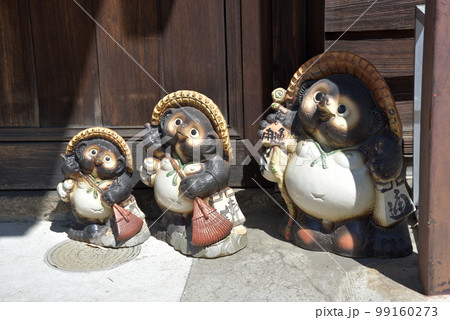 新緑の長谷寺 門前町の民家の狸 奈良県桜井市初瀬 新緑の長谷寺 門前町の民家の狸 奈良県桜井市初瀬 99160273