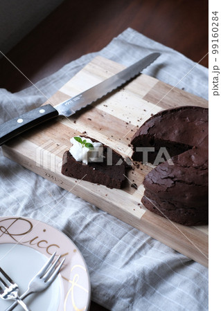 クリームとミントをトッピングしたチョコレートケーキ 99160284