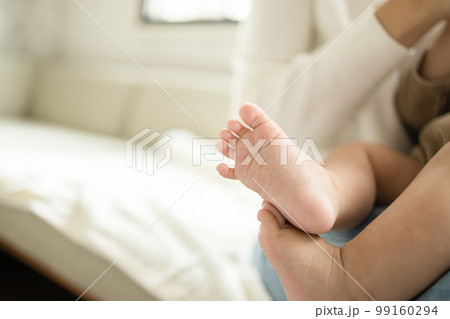 赤ちゃんの足 99160294
