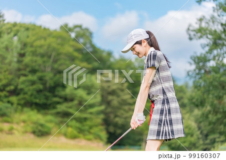ゴルフ場でゴルフをするゴルファーの女性(笑顔・ティーショット・ゴルフコンペ) ゴルフ場でゴルフをするゴルファーの女性(笑顔・ティーショット・ゴルフコンペ) 99160307