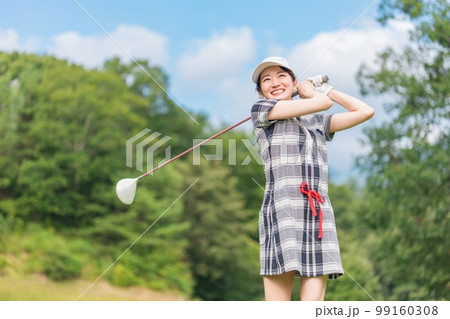 ゴルフ場でゴルフをするゴルファーの女性(笑顔・ティーショット・ゴルフコンペ) ゴルフ場でゴルフをするゴルファーの女性(笑顔・ティーショット・ゴルフコンペ) 99160308