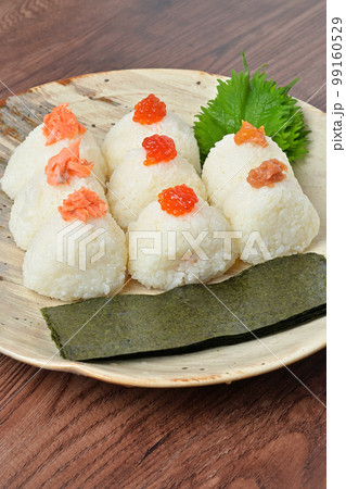 おにぎり、おむすび、お握り3個。具材はシャケ、紅子、梅。 99160529