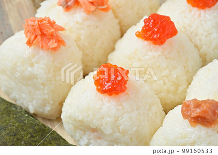 おにぎり、おむすび、お握り3個。具材はシャケ、紅子、梅。 99160533
