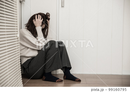 泣き崩れる女性　break down in tears 99160795