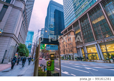 日本の東京都市景観 金融・経済の中心、丸の内のオフィス街の公衆電話 日本の東京都市景観 金融・経済の中心、丸の内のオフィス街の公衆電話 99161281