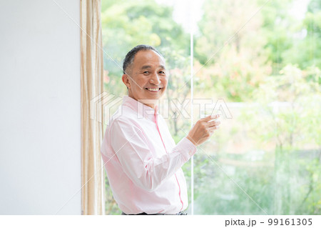 コップを持つシニア男性 99161305