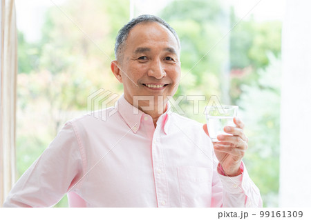 コップを持つシニア男性 99161309