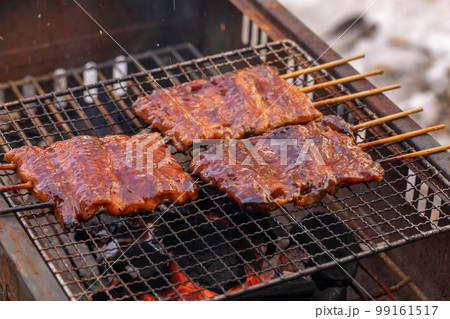 網で焼かれる鰻　eel 99161517