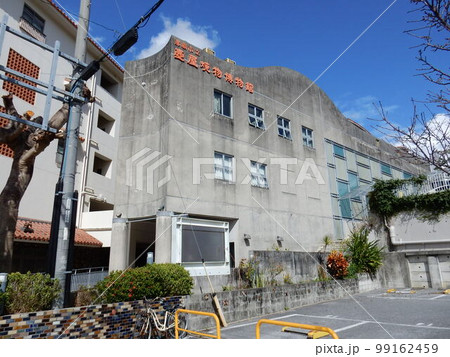 那覇市立「壺屋焼物博物館」全景 那覇市立「壺屋焼物博物館」全景 99162459