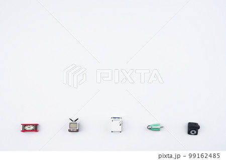 古い家電を配した白い背景画像 古い家電を配した白い背景画像 99162485