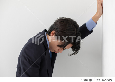 ビジネスマン　悩む　ストレス 99162789