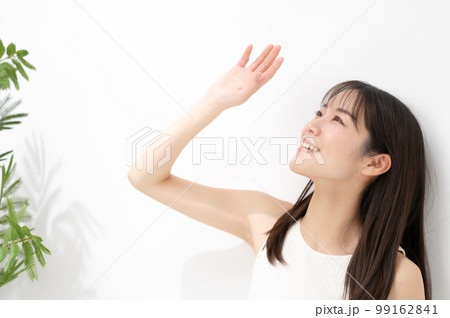 女性　ビューティー　日差し 99162841