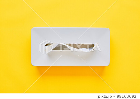 黄色背景の上のボックスティッシュ 黄色背景の上のボックスティッシュ 99163692