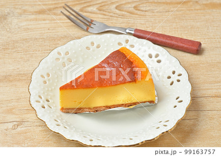 レアチーズケーキと紅茶、洋菓子ケーキデザートのティータイム。 99163757