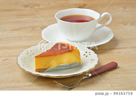 レアチーズケーキと紅茶、洋菓子ケーキデザートのティータイム。 99163759