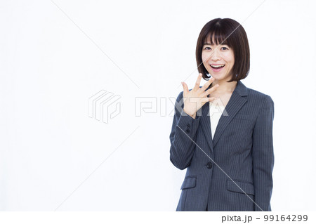 笑顔でびっくりしている30代のビジネスウーマン 99164299