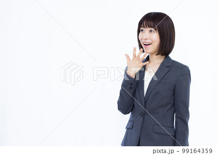 笑顔でびっくりしている30代のビジネスウーマン 99164359