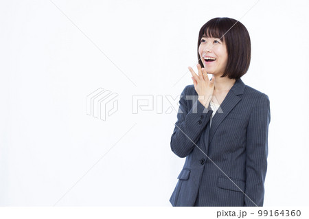 笑顔でびっくりしている30代のビジネスウーマン 99164360