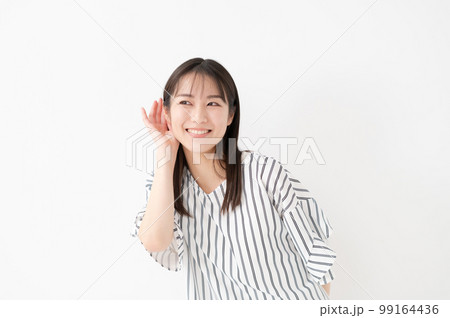 女性　白バック　聞く　耳 99164436