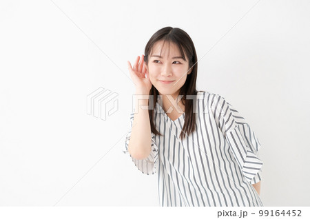 女性 白バック 聞く 耳 女性 白バック 聞く 耳 99164452
