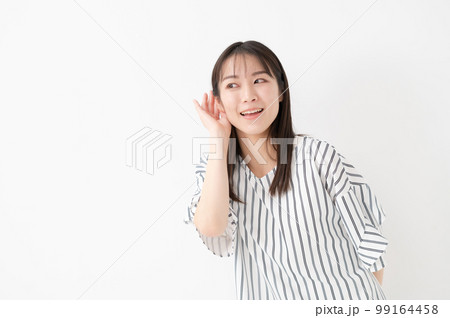 女性　白バック　聞く　耳 99164458