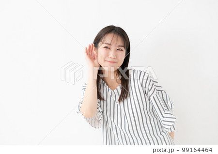 女性　白バック　聞く　耳 99164464