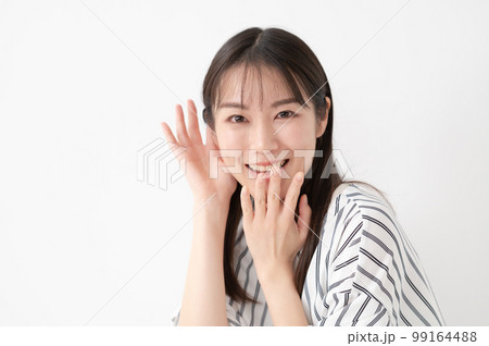 女性　白バック　聞く　耳 99164488