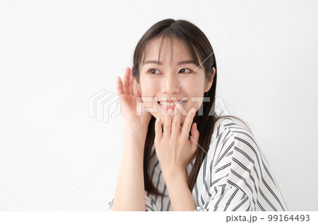 女性　白バック　聞く　耳 99164493