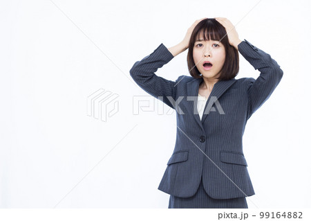 頭を抱えている30代のビジネスウーマン 頭を抱えている30代のビジネスウーマン 99164882