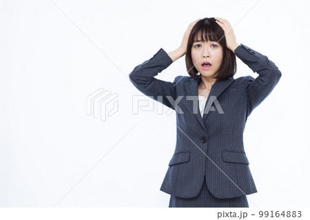 頭を抱えている30代のビジネスウーマン 頭を抱えている30代のビジネスウーマン 99164883